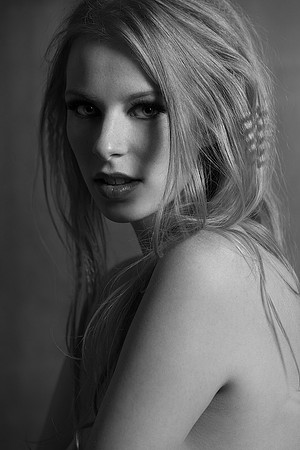 LAUREN R